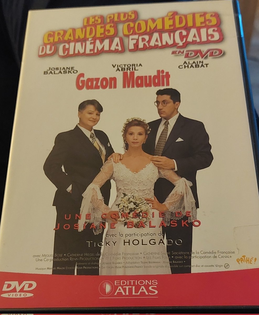 Moment #cinéma 📽 en #Dvd 📀 
#JeRegarde :
#GazonMaudit (1995)
Film de et avec #JosianeBalasko
Avec #VictoriaAbril, #AlainChabat, #TickyHolgado,...

#Affiche du Film + #Jacquette de Mon Dvd
Ps : Je sais pas pourquoi je préfère plus regarder les #Dvd et #BluRay que sur les #Svod ?