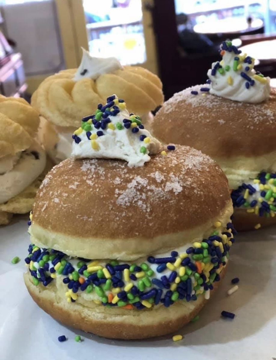 AnthonysICH's tweet photo. Celebrating #carnaval2022 with stuffed Bombolini (Italian Donuts) thru Tuesday 3/1!
#mardigras #fattuesday #donutday 
PreOrder available or stop on by…
#anthonys #italianfood #italiancoffee https://t.co/P1s0Q2SRcW