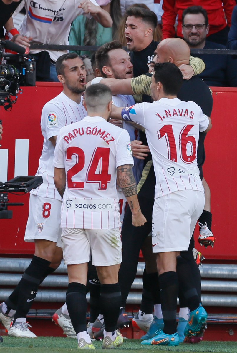 LaLiga's tweet photo. 🔝 Mejor equipo local de #LaLigaSantander.

🔝 33 de 39 puntos posibles (10V-3E).

🔝 Invictos en casa. 

🔝 2º equipo más goleador en su estadio (28). 

❤🙌🏟 ¡El Sánchez-Pizjuán es una 𝙁𝙊𝙍𝙏𝘼𝙇𝙀𝙕𝘼, @SevillaFC!

#ElGranDerbi 
#LaLigaSantander https://t.co/7uBSYdAxpl