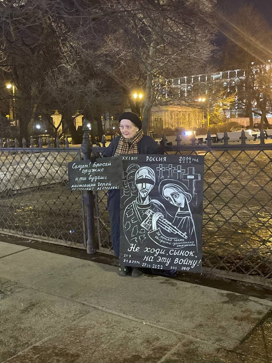 В ходе антивоенных акций в Петербурге при одиночном пикетировании на Невском задержана художница Елена Андреевна Осипова.

#ГОРН #Путинизм #Россия #Украина #БросокМангуста #НетВойне #Нет_войне #StopWar #No_war_to_Ukraine #StopPutinsWarInUkraine #StandWithUkraine #UkraineWillResis