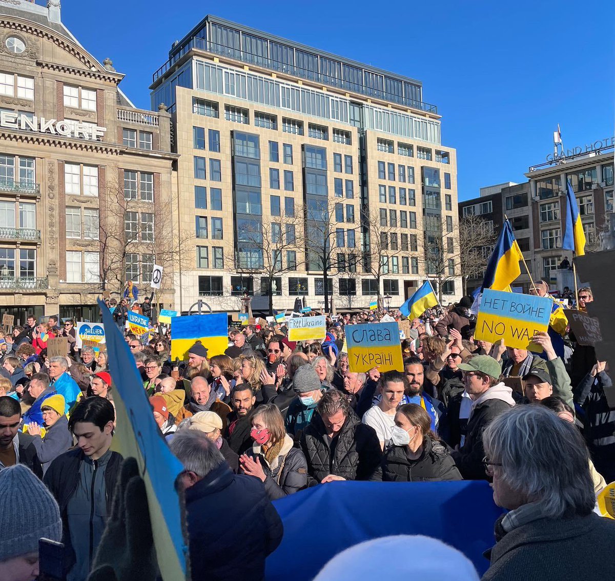 Nederlanders leven mee met de verschrikkelijke oorlog die de Oekraïners treft. De beelden van duizenden mensen op volle pleinen zijn hartverwarmend.

#StandWithUkraine