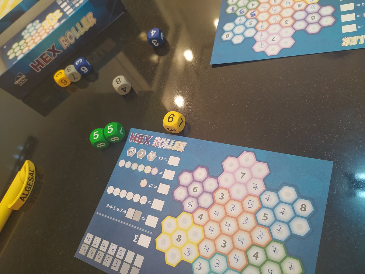 carmavi5's tweet photo. #HexRoller 🎲🖋 dándole a este roll& write, sencillo, rápido y divertido 😁, sin entre turnos ⏰. @ArrakisGames https://t.co/PJ7mPvai54