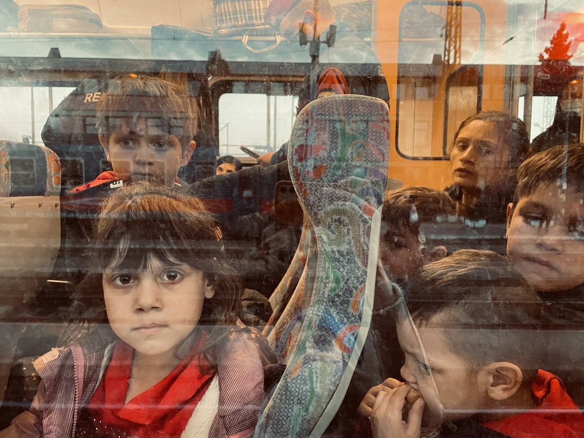 Ukrainian refugees arriving at the Hungarian border (Záhony). They are scared because they almost all have family members back home. Some of them had relatives waiting at the train station who burst into tears when finally reunited with their loved ones.
#UkraineCrisis
