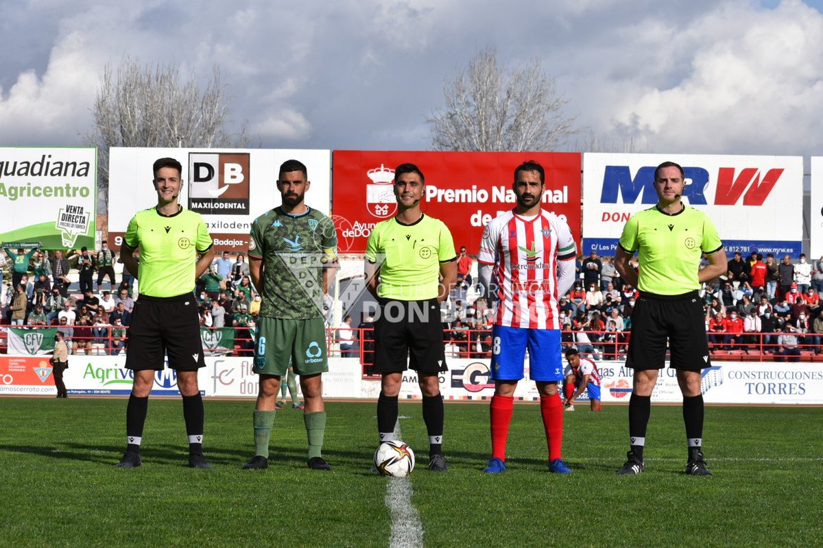 tjcope's tweet photo. ⚽️DERBI HISTÓRICO en Badajoz.
🔴⚪️Don Benito 1 - 0 Villanovense🟢⚪️

🗒️Victoria del Don Benito de penalti en la última jugada del partido.

🎙️@Garcia_Duran_ 
🏆2ª RFEF https://t.co/4jWWZ02U1d