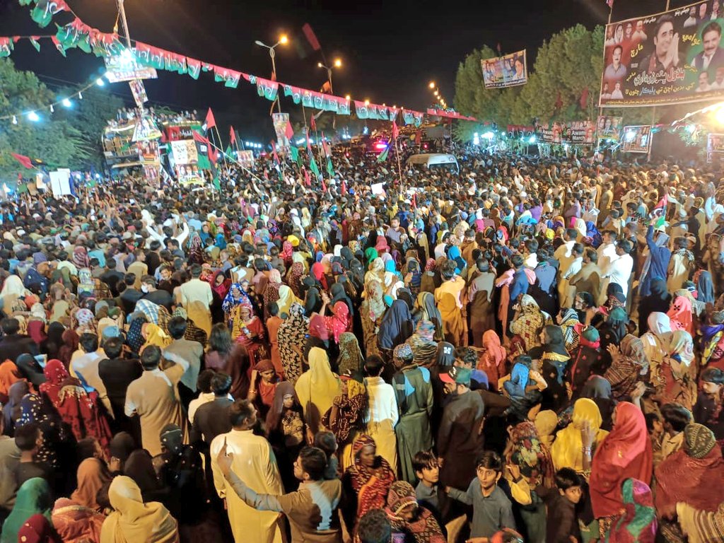 ArfaBhutto786's tweet photo. رات کے اس پہر بھی بدین کی خواتین بڑی تعداد میں #AwamiMarch میں شریک۔❤🙏🏻 https://t.co/3gr5SVgwGO