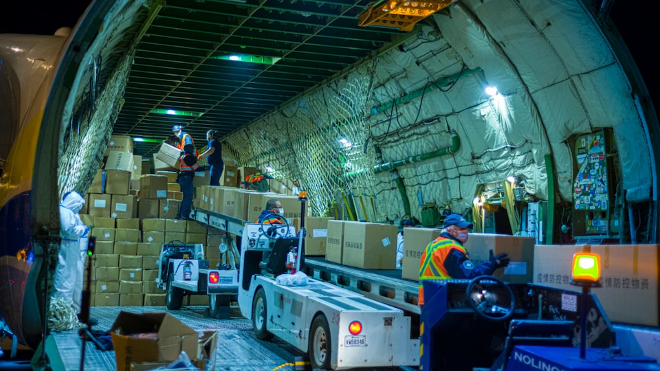 Le plus gros avion du monde, l'Antonov AN-225, qui a apporté du matériel médical contre la COVID-19 à Montréal en mai 2020, a été détruit dans son hangar près de Kyiv selon le gouvernement de l'Ukraine <a href="/RadioCanadaInfo/">Radio-Canada Info</a> #UkraineRussiaWar #Mtl #GuerreUkraine