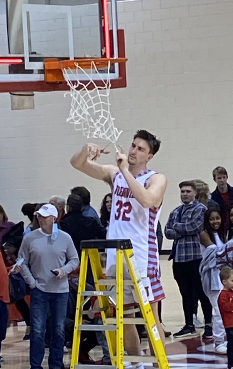NickleDickleBB's tweet photo. Third straight conference playoff championship for @SJU_Basketball.  Connor Schwob @c_schwob, St. Joe’s/Waconia grad and Nickle Dickle Legend, cutting a piece of the net here. https://t.co/gYhzbj8yZ0