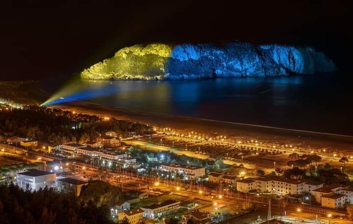 franzamazzotti's tweet photo. @ZelenskyyUa on this dark night a prayer for the Ukrainian people from the Island of Dino, in Calabria, southern Italy ... illuminated with the colors of your flag https://t.co/RZqD91Bu6O