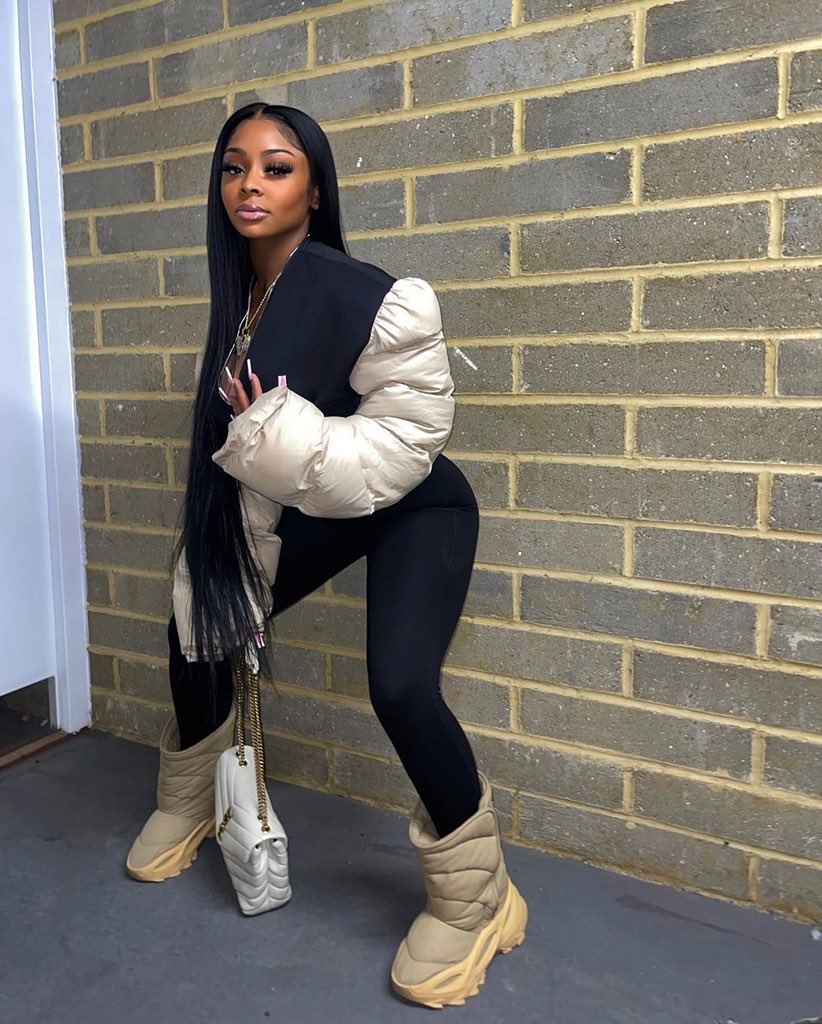 JanylaReyana's tweet photo. it’s my duty to wake up &amp; get this fly🖤 https://t.co/ok9zWOFowS