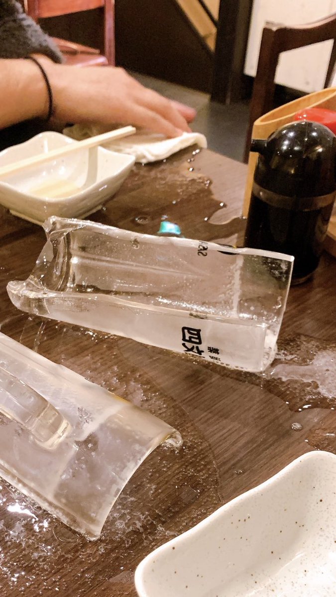 店内に侍いる 乾杯した直後にグラスが真っ二つに割れた 洗浄機にかけて温かいまま冷やすとヒビが入る Togetter