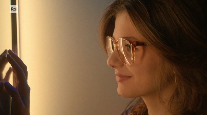 peetaspastry's tweet photo. Il passaggio del testimone da Margherita Mazzucco ad Alba Rohrwacher. Da Elena Greco ragazza ad Elena Greco adulta. Riflesse allo specchio. Poesia. #LAmicaGeniale3 https://t.co/Z3mtWyGCyw