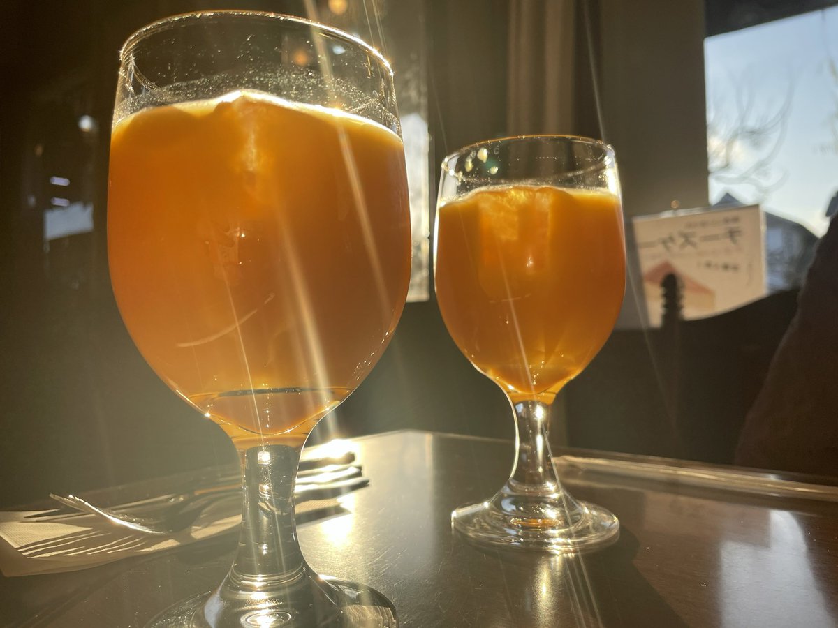 Shiran_Q's tweet photo. 前に友達とカフェ行った時に遊びで撮ったやつ https://t.co/0i5zaj1q7p