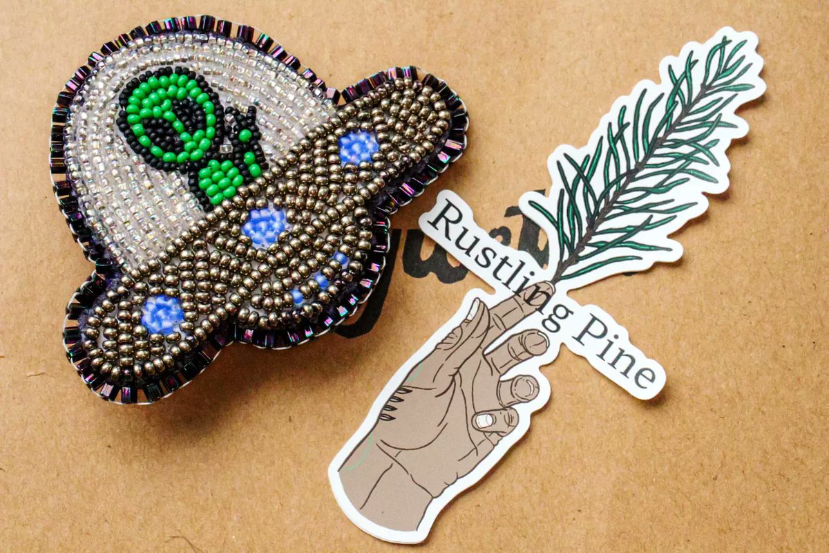 cmdrspacebabe's tweet photo. commissioned a beaded patch from a crafter I know and I'm so happy with it 😭👽🛸 https://t.co/CbhcxnYnxU