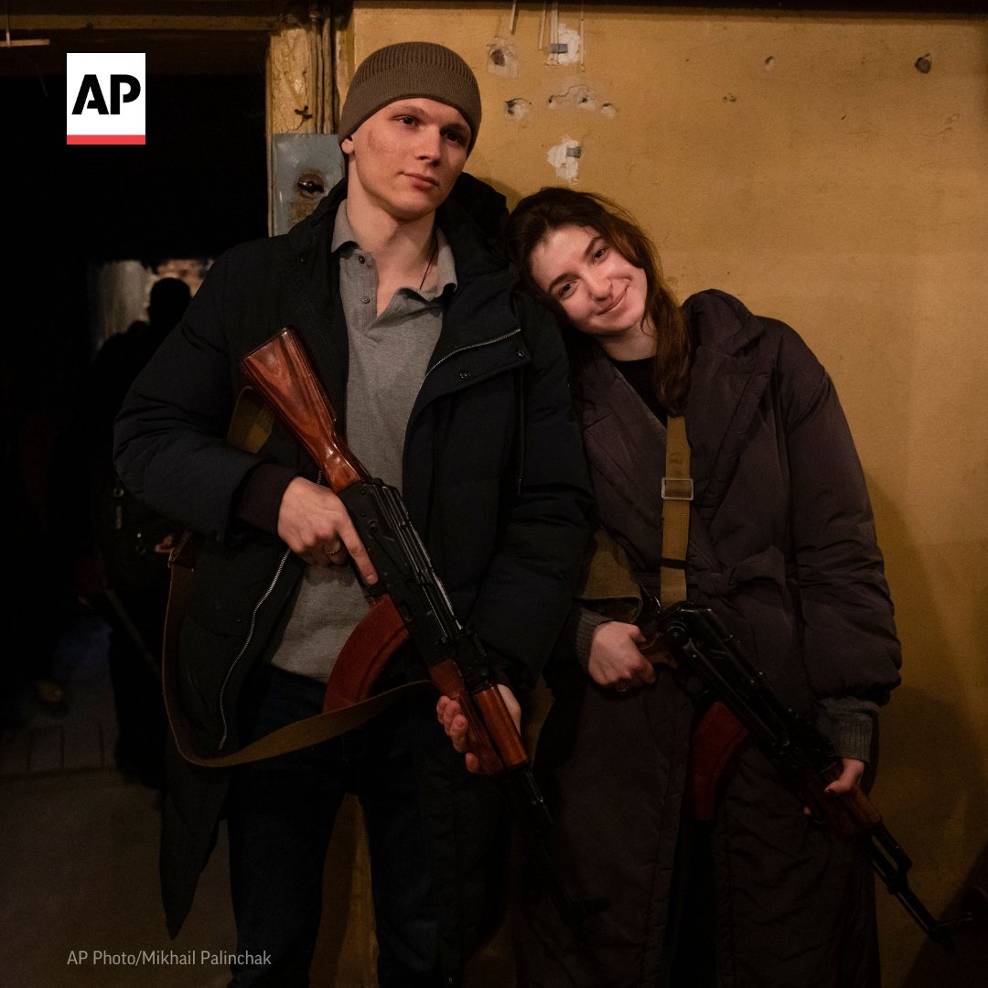 AP's tweet photo. In Ukraine, civilians are taking up arms to defend their country from Russia’s invasion. Some have even returned from abroad to join the resistance.

See more @AP photos: https://t.co/X1X3DR20vX https://t.co/2yEnfx0mC5