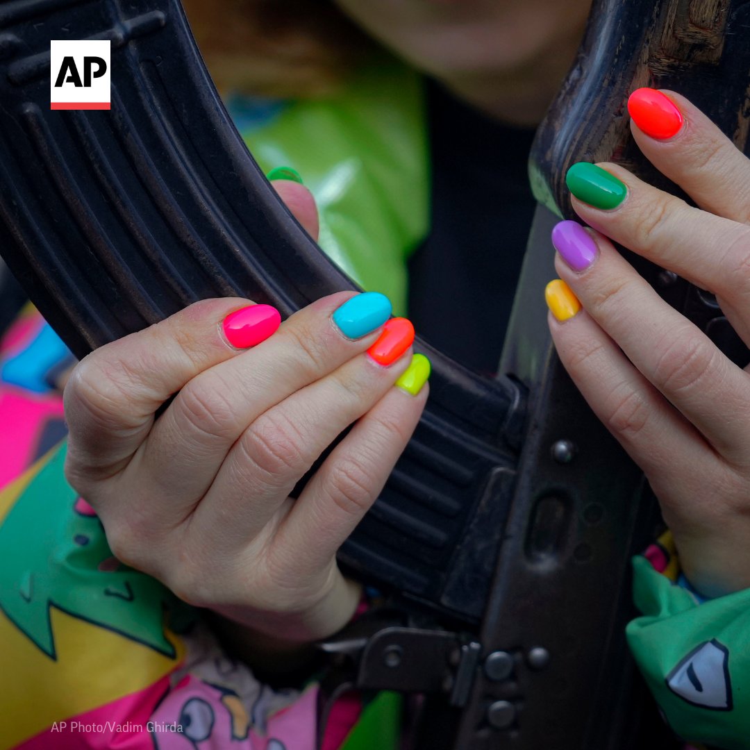 AP's tweet photo. In Ukraine, civilians are taking up arms to defend their country from Russia’s invasion. Some have even returned from abroad to join the resistance.

See more @AP photos: https://t.co/X1X3DR20vX https://t.co/2yEnfx0mC5