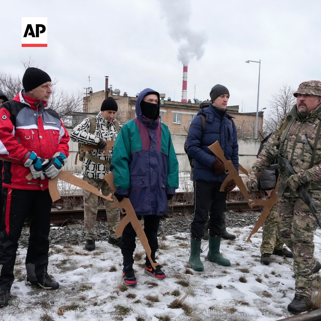 AP's tweet photo. In Ukraine, civilians are taking up arms to defend their country from Russia’s invasion. Some have even returned from abroad to join the resistance.

See more @AP photos: https://t.co/X1X3DR20vX https://t.co/2yEnfx0mC5