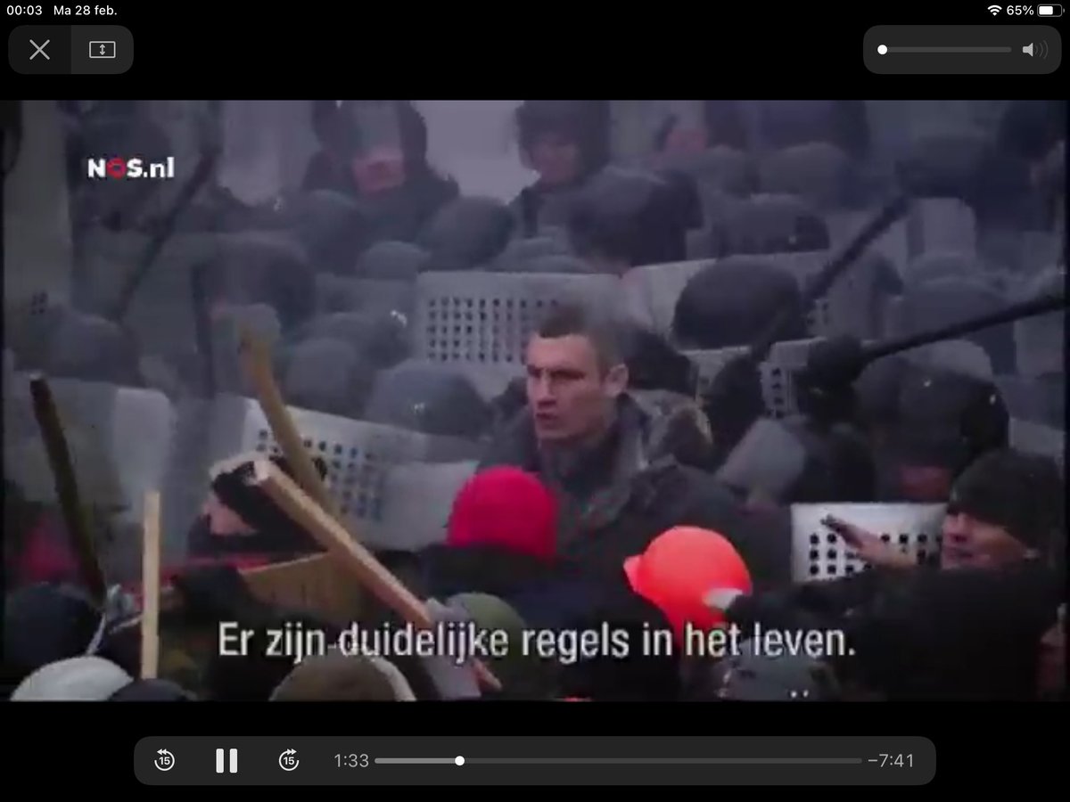 Ik heb Vitaly Klitschko, de burgemeester van Kiev, wel eens gesproken. De man is echt een reus, met handen als kolenschoppen. Hij torende destijds boven de betogers op Maidan uit. 
Reportage ‘De Erfenis van Maidan’ hier terug te zien:
nos.nl/l/2019987
Camera: <a href="/roelvanhees/">roel van hees</a>