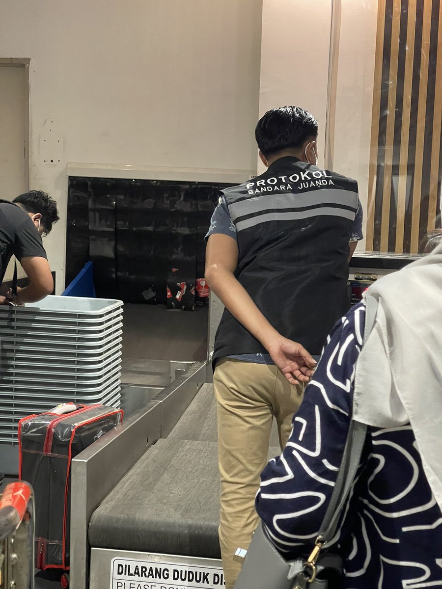 Ada yang kesel ga kalo di check in counter kita antri di blkg petugas ini? Serius ini orang bagian apaan yak?