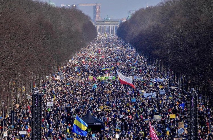 visegrad24's tweet photo. The people of Berlin took to the streets today to show support for Ukraine and to call on their government to do more to help the Ukrainians. https://t.co/zZxX5JXeE6