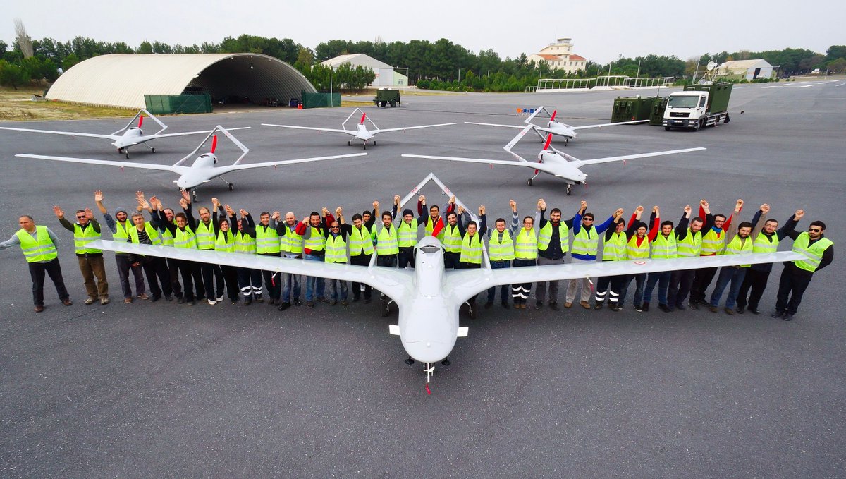 freddier's tweet photo. 🛩 Ucrania ha destruido tanques, lineas de suministro y artillería rusa con el drone Bayraktar TB2 de Turquía.

Controlado desde un camión en movimiento, 5 a 8Km de altura, 27 horas de vuelo con 4 misiles.

No es stealth, sí muy difícil de derribar.

🇺🇦 tiene 6, con 48 en camino https://t.co/UH8iOYlpT2