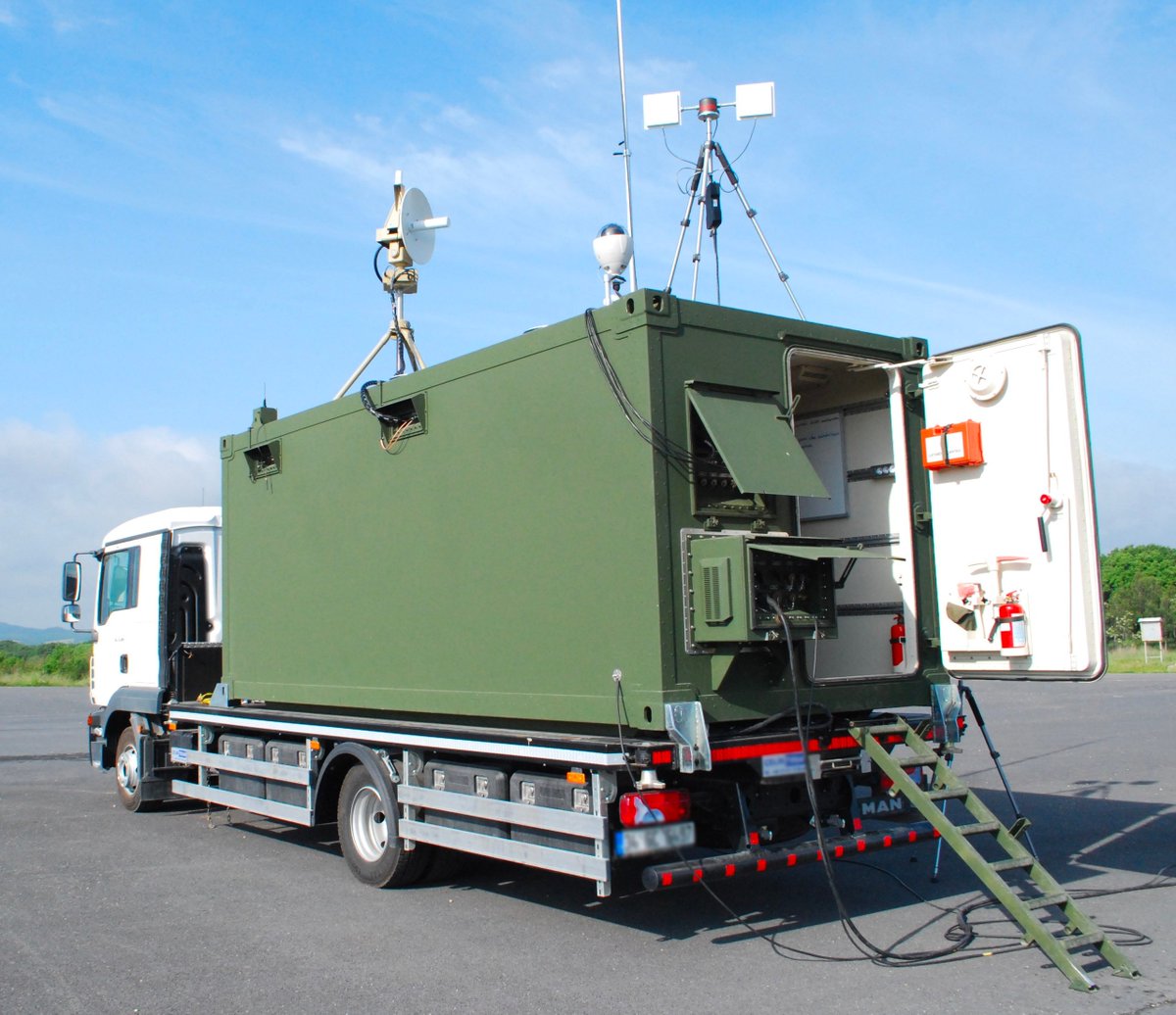 🛩 Ucrania ha destruido tanques, lineas de suministro y artillería rusa con el drone Bayraktar TB2 de Turquía.

Controlado desde un camión en movimiento, 5 a 8Km de altura, 27 horas de vuelo con 4 misiles.

No es stealth, sí muy difícil de derribar.

🇺🇦 tiene 6, con 48 en camino