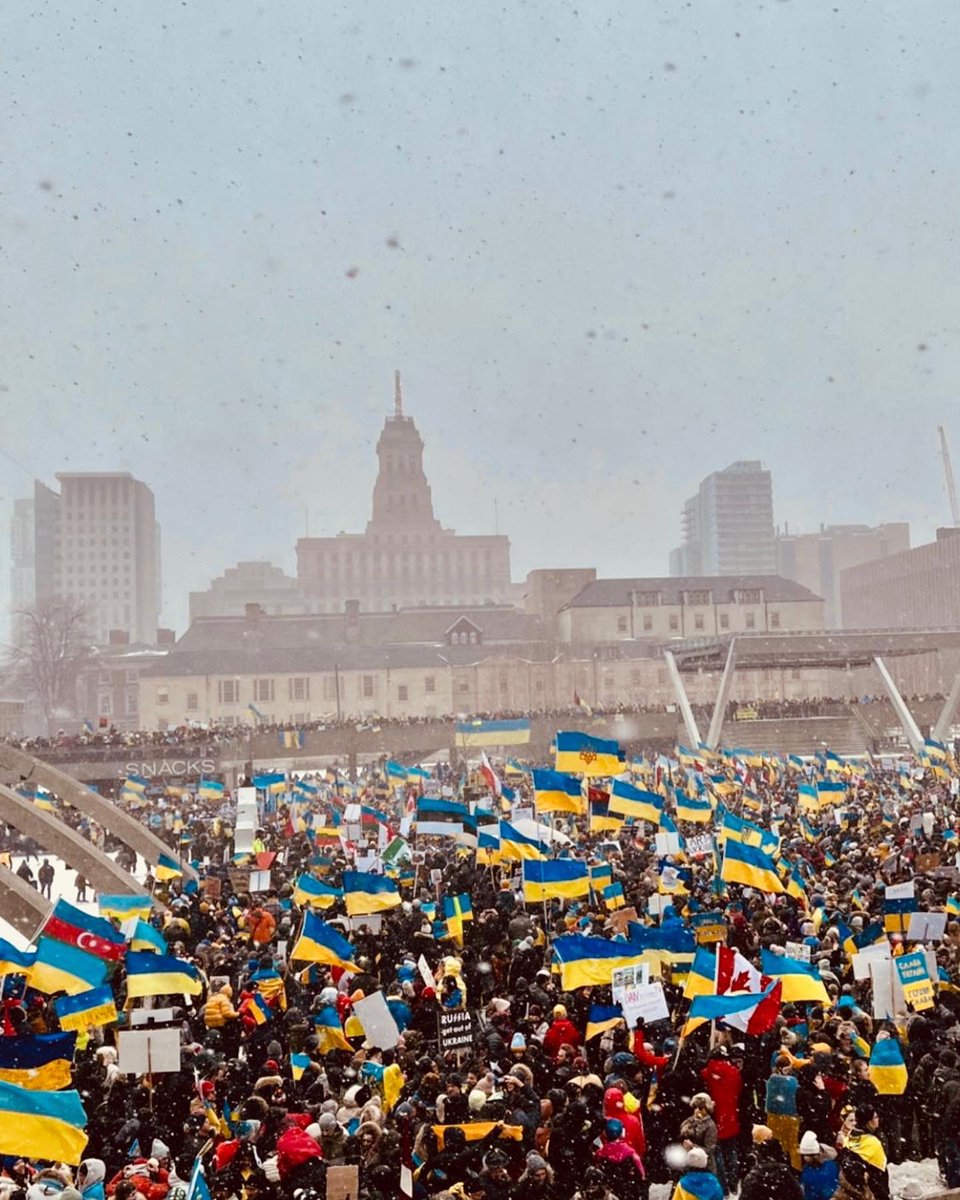 iceolowo's tweet photo. 30,000 Ukrainians and friends came out in Toronto today to support a Ukraine! That is the largest crowd Canada has seen in history! THANK YOU! GLORY TO UKRAINE! 🇺🇦💙💛 #Ukriane #StandWithUkriane #StopPutin #StopRussia https://t.co/0vVojrrknu