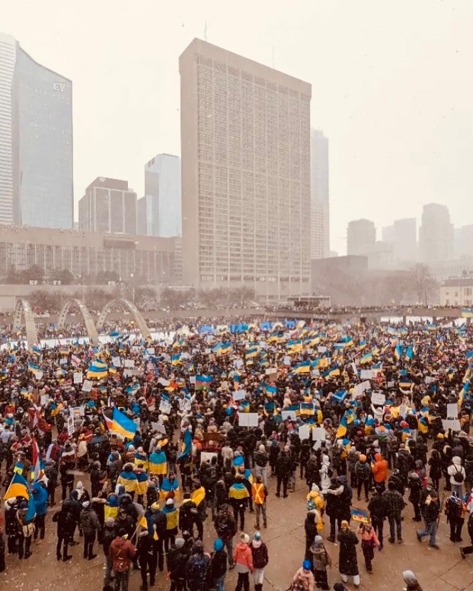 iceolowo's tweet photo. 30,000 Ukrainians and friends came out in Toronto today to support a Ukraine! That is the largest crowd Canada has seen in history! THANK YOU! GLORY TO UKRAINE! 🇺🇦💙💛 #Ukriane #StandWithUkriane #StopPutin #StopRussia https://t.co/0vVojrrknu