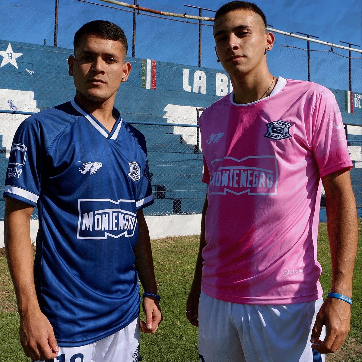 AS_AthleticClub's tweet photo. ¡Esos colores que llevas! 🇦🇸

Presentamos la indumentaria que utilizará el Picante para la nueva temporada de #LaLiga 

🎁 Camiseta titular y arquero ya se encuentran a la venta y la podrás adquirir mañana en el partido a un valor de $3.000.

#VamosNosotros😎 https://t.co/OFxNSIkSq8