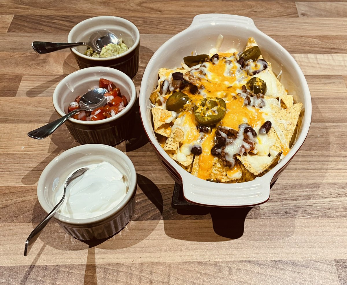 k69585's tweet photo. Today’s ‘pub menu at home’…loaded nachos with beef chilli, tortillas, chunky guacamole with chipotle and red chilli, sugarbelle tomato salsa, sour cream, jalapeños, melted mature cheddar and a delicious vintage Red Fox from @BeltonCheese via @Tesco #ProperCheese https://t.co/nrvMzakHtj
