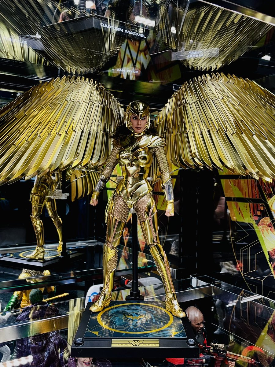 jojoagogo6215's tweet photo. 怖いもの見たさでボーナス版にしてみたワンダーウーマン(ゴールドアーマー)予想はしてたけど…マジで大きさハンパない…ホットトイズさん容赦ないっす😂
#hottoys
#WonderWoman1984
#GoldArmor https://t.co/XrRqGCGRL4