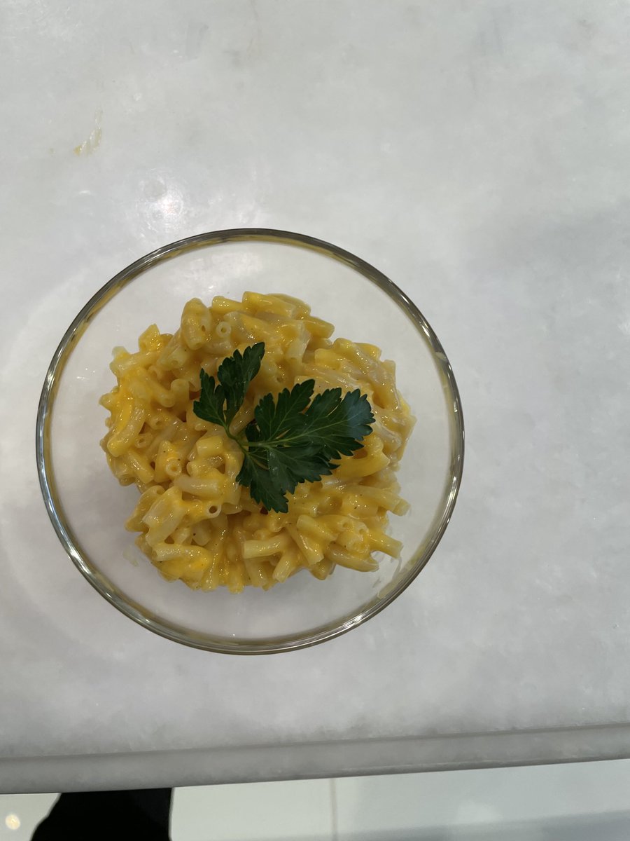 ahlewin's tweet photo. When I mention to Stephanie that we should have a starch with our steaks. And letβs be clear this is the single serving microwave version put in a fancy bowl. The parsley was essential add. #kraft #macancheese https://t.co/KMXPuXkwUL