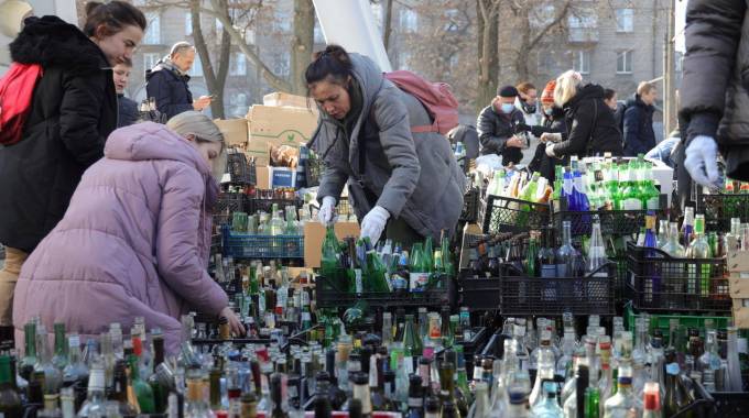 ilvannozzi's tweet photo. Non è un mercato ne una festa. 
Sono civili sotto assedio che a Dnipro si sono organizzati per resistere con esplosivi artigianali per  resistere all'invasione.
Free 🇺🇦🇺🇦🇺🇦🇺🇦🇺🇦🇺🇦 https://t.co/WEgNmhqvAA