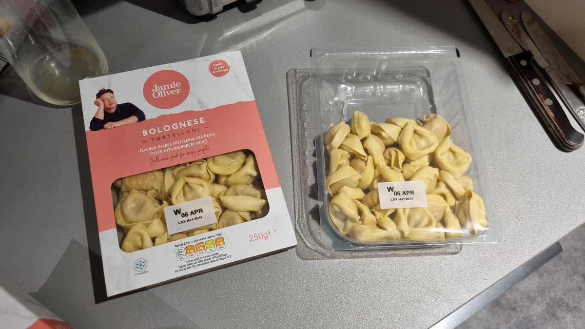 RossmacDP's tweet photo. @jamieoliver I think you need a chat with your marketing team. Iv been robbed. I won't be buying that again 😂.

#Jamieoliver #tortellini #robbed https://t.co/CLWHudyf35