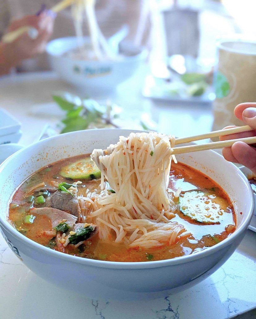 Start the week off with a big bowl of pho from our friends at #PhoHoa ☀️
.
.
.
#FreedomCrossing #FBTX #FortBliss #FtBliss #FortBlissTexas #ShopFortBliss