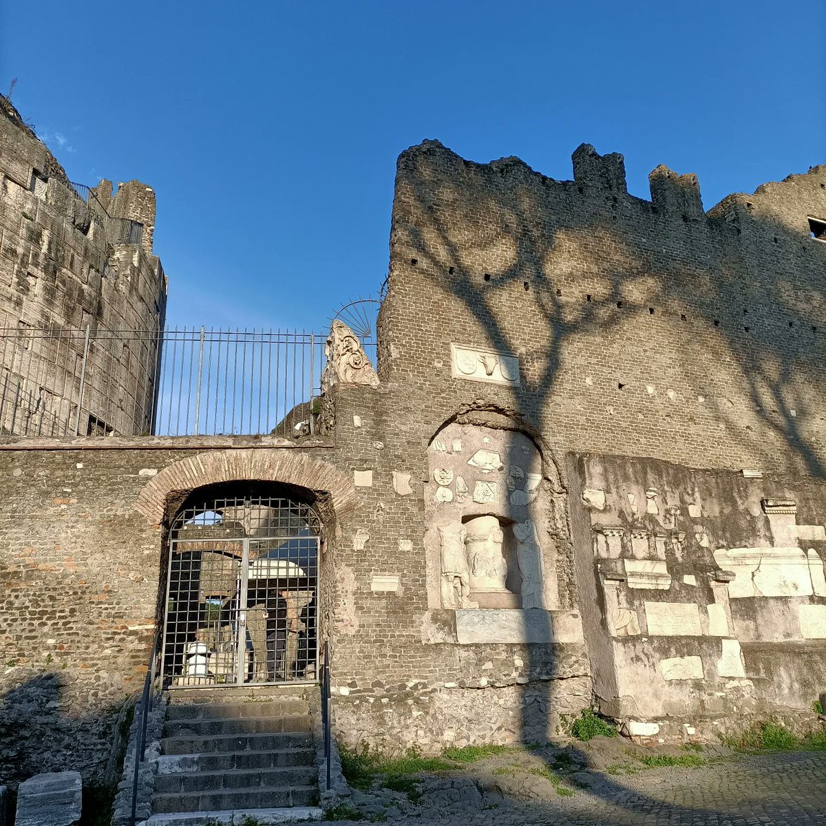 zendainrome's tweet photo. Shadows
#appianway
#ceciliametella
#castrumcaetani
#ViaAppia
#straderomane
#allroadsleadtorome https://t.co/RZcOCSzbFT
