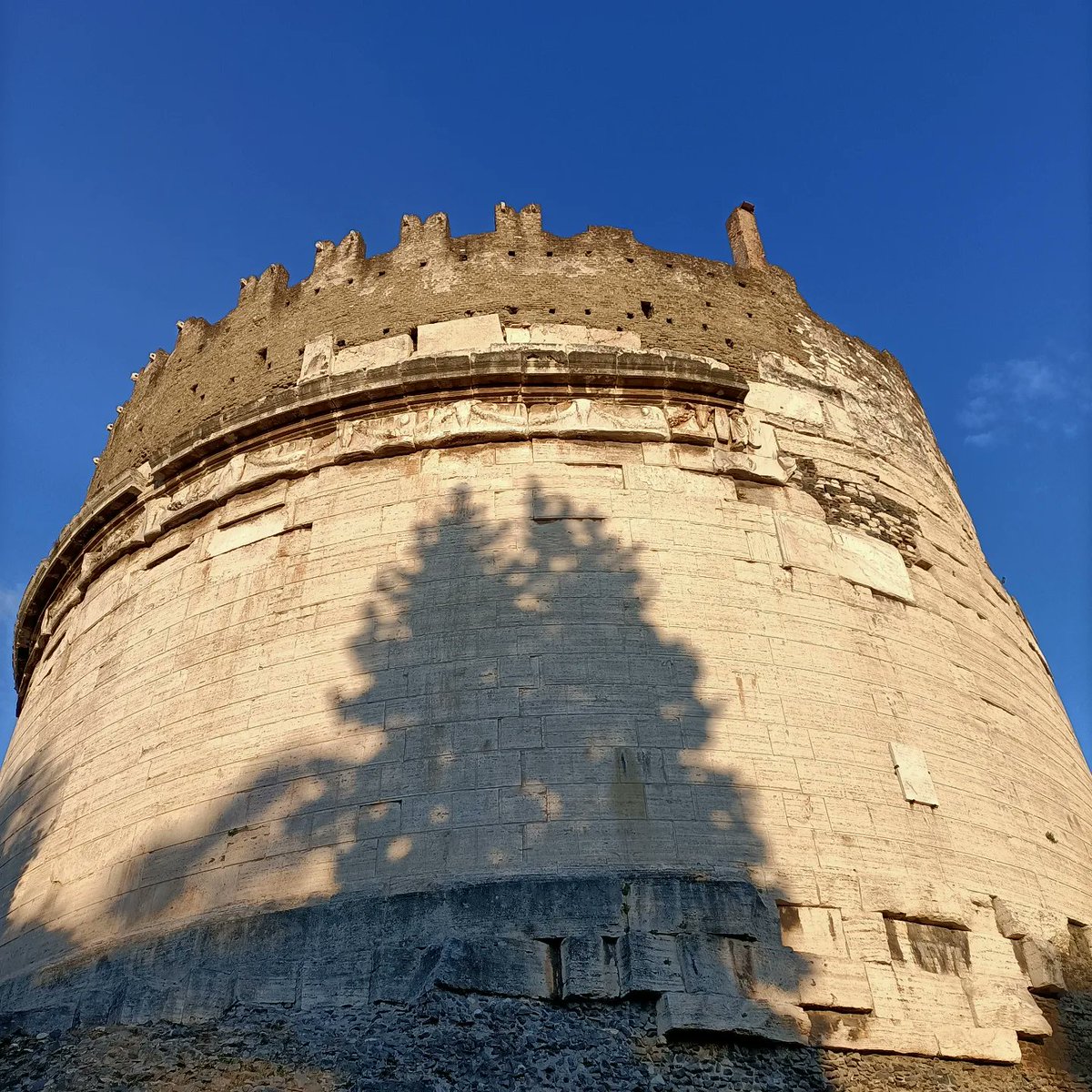 zendainrome's tweet photo. Shadows
#appianway
#ceciliametella
#castrumcaetani
#ViaAppia
#straderomane
#allroadsleadtorome https://t.co/RZcOCSzbFT
