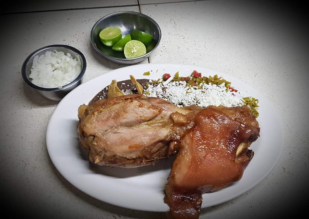 PuntoMedioEdo's tweet photo. 😋🌮👇🏼 DOMINGO de #chamorros, #tacosdecueritos y #pancita, además de su deliciosa variedad de platillos en Safari Izcalli.
📍Av. Chopos 200, colonia Arcos del Alba, Cuautitlán #Izcalli.
🤳 También puedes hacer tu pedido a domicilio o para recoger ahí al 5558737539. https://t.co/tSUv82t4VD