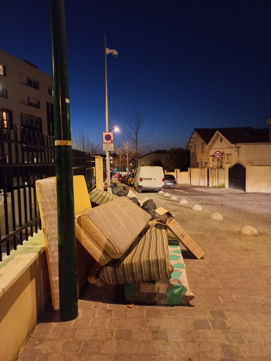 CAbandonnee's tweet photo. Avec un beau coucher de soleil sur #Colombes, on n'a pas voulu concourir pour la photo du mois du magazine de la Ville, car on était sûr de gagner...
#stopcrotte
#stopcrade
#saccageColombes https://t.co/p8pnuNGnDc