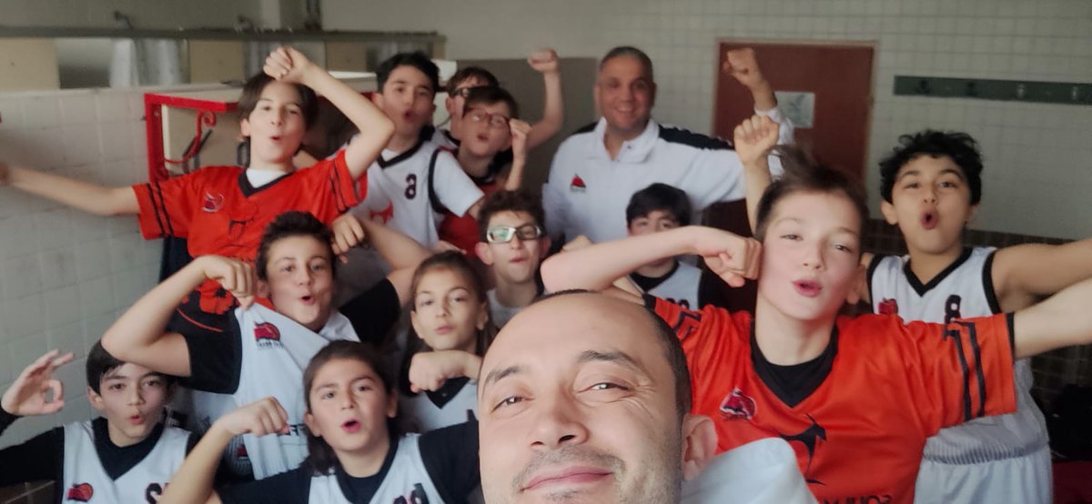 EgeAsist's tweet photo. U11 üst lig maçında Siba karşısında iyi bir oyun sergileyerek 68- 20 skor ile galip gelen taraf olduk, teknik ekibimizi ve sporcularımızı kutluyoruz. 💪👍🏀

#EgeAsist #gelecegeasist #basketbol #takım #mücadele #galibiyet https://t.co/91MSmcrokf
