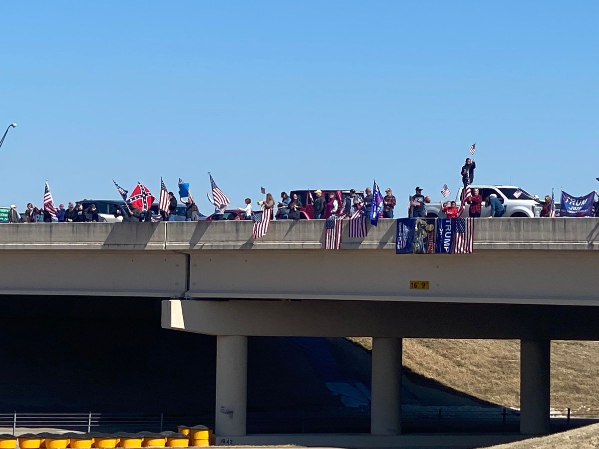 KTULNews's tweet photo. People are beginning to line up along overpasses over the Creek Turnpike to support the "People's Convoy" that's passing through Tulsa this afternoon. 

STORY: https://t.co/CxkjldTKrj https://t.co/oj5ouRHUBh