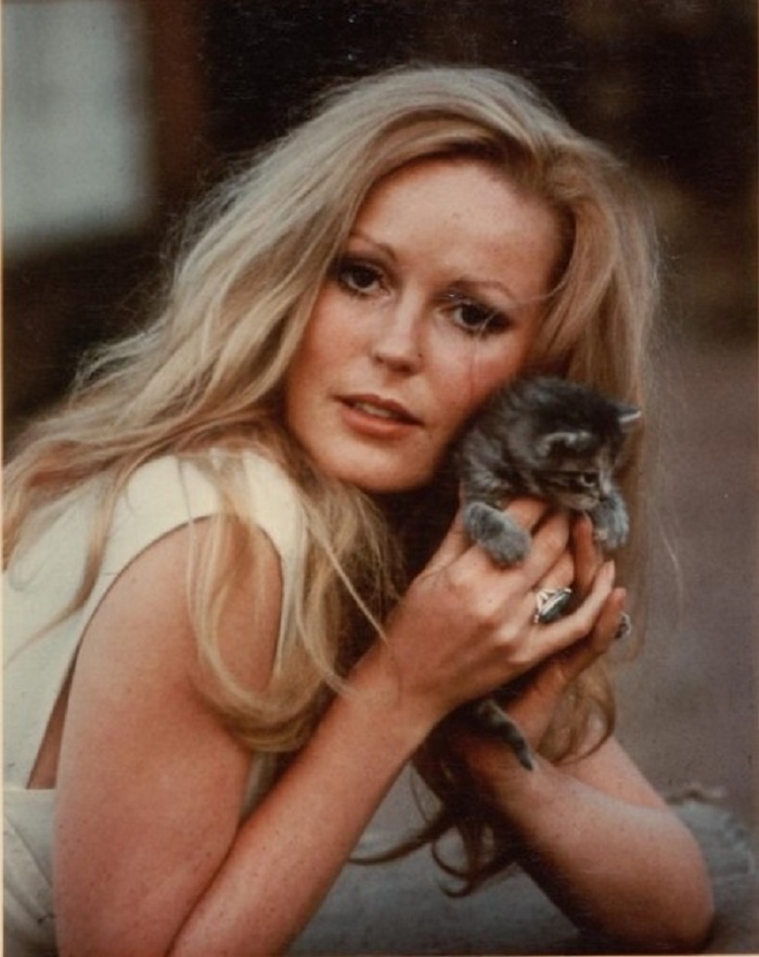 HorrorHammer1's tweet photo. **VERY sad news. We lost our beautiful friend Veronica Carlson this morning.  A true Hammer legend and we loved her. https://t.co/D1hqvjcbPT