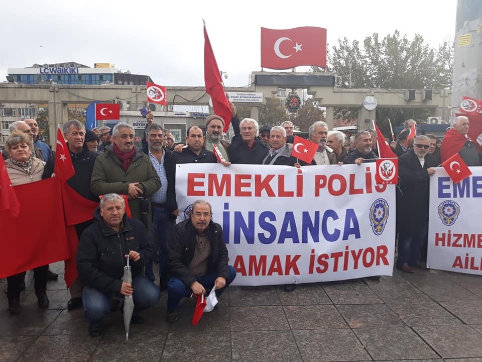 #Polise4800içinSonÇağlrı Polisler masa başı memuru değildir. Eşit işe eşit ücret vermeyen hükümet Adaletten söz edemez. Polis ve emeklisi adaletli ücret hakkını talep ediyor.<a href="/KucukkayaIsmail/">Ismail Kucukkaya</a> @karapapag <a href="/RTErdogan/">Recep Tayyip Erdoğan</a> <a href="/suleymansoylu/">Süleyman Soylu</a> <a href="/ErdincEmecan/">Erdinç Emecan</a> <a href="/dbdevletbahceli/">Devlet Bahçeli</a>