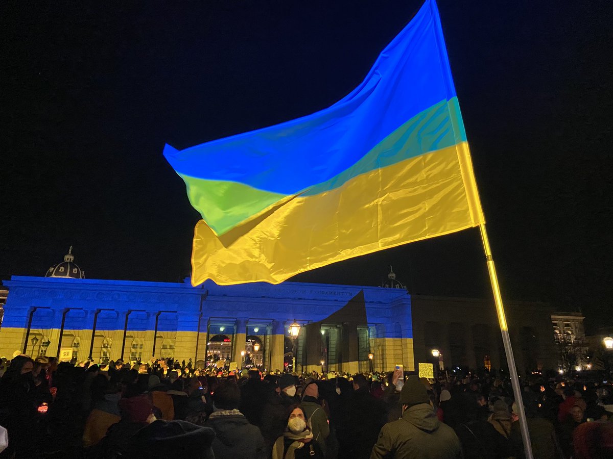 AradBenkoe's tweet photo. Strong sign of support by Viennese for #Ukraine at Heldenplatz 👍
#YesWeCare https://t.co/MyD3AVIefC
