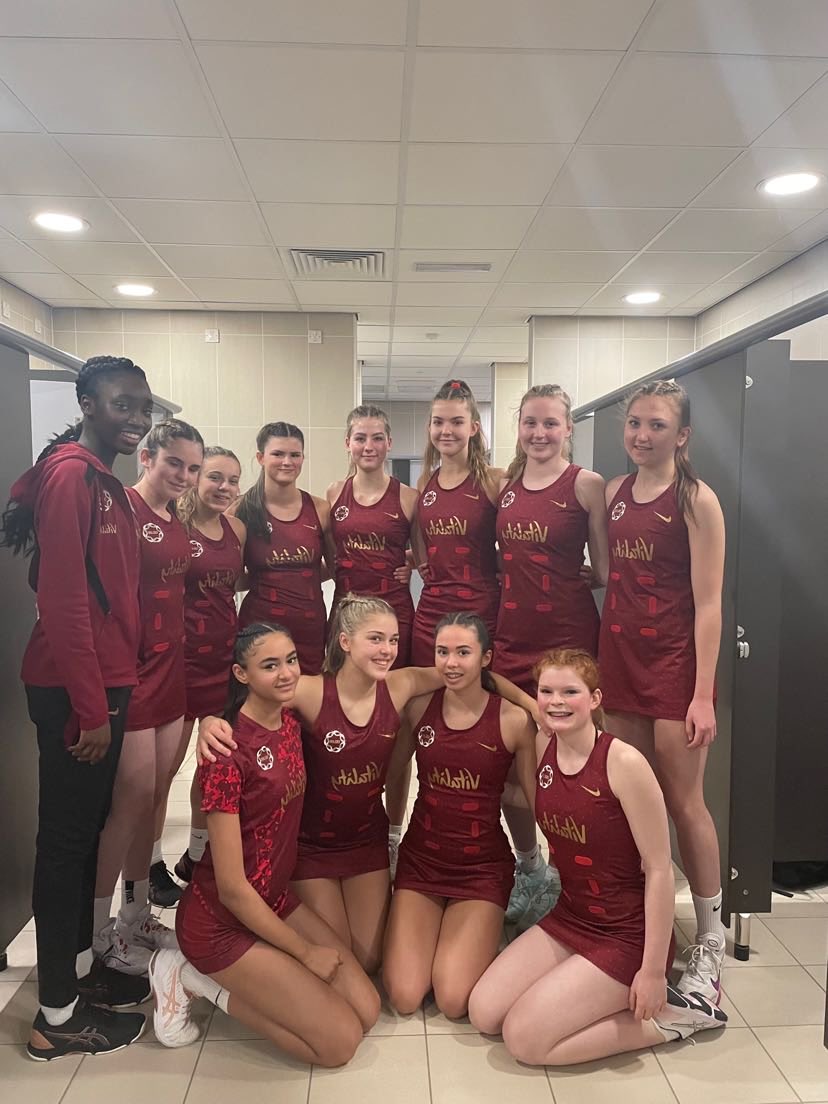 txri_fisher's tweet photo. So honoured to have gotten my first cap with these girls! Was such an amazing experience and proud to wear the red dress 🏴󠁧󠁢󠁥󠁮󠁧󠁿🌹🌹⁦@EnglandNetball⁩ https://t.co/f3TjXWaTXe