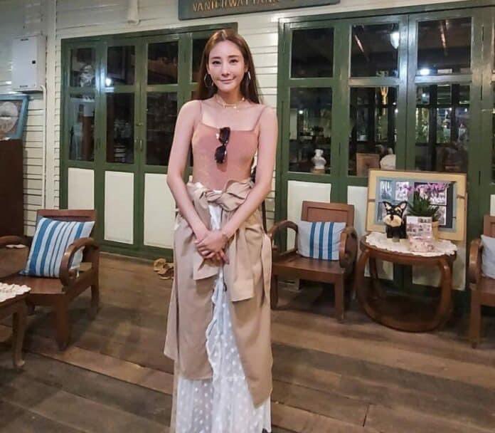 thisismeLGG's tweet photo. เเตงโมไม่น่าจะฉี่นะคะ เพราะ1 ถ้าจะฉี่เเล้วใส่เสื้อคลุมยาวขนาดนั้น ยังไงก็ต้องถอดเพราะต้องกลัวชายเสื้อเปียกน้ำหรืออาจจะโดนฉี่ รู้ว่ามันดึงขึ้นได้เเต่ก็ไม่น่าใช่ ยังไงก็ต้องถอดฝากเพื่อนหรืออะไรไว้ มันผิดวิสัยค่ะ #กระติก https://t.co/Mh70AXOjiC