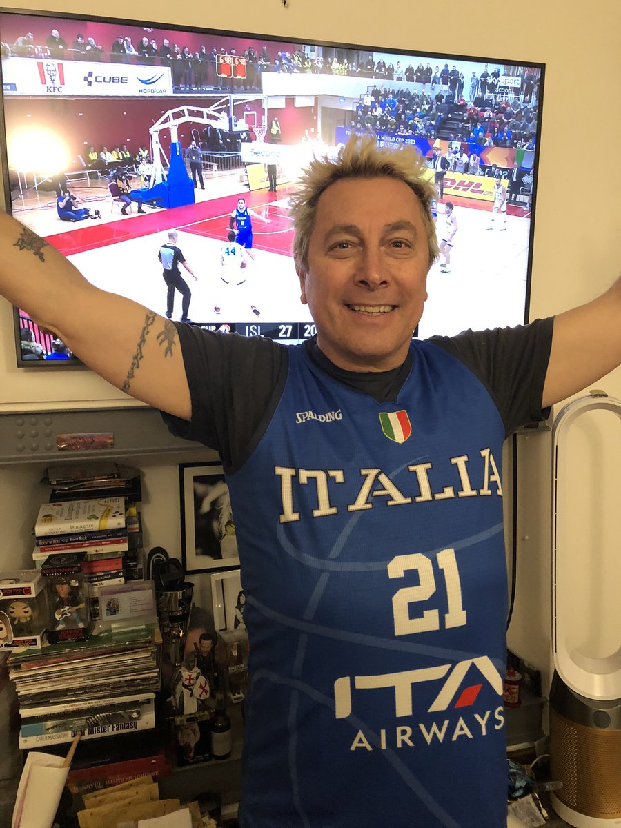 C’mon Italy!! 🇮🇹 @Italbasket @ITAAirways @FIBAWC Dai ragazzi💪🏻💙 #ItaliaTeam #italiaislanda #Fuckthewar #StopWar