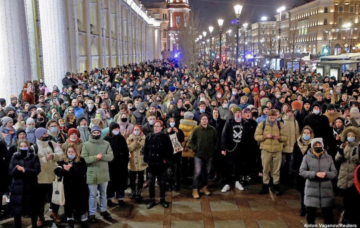 bartije's tweet photo. Así se ve la valentía de los rusos que hacen una protesta contra la  guerra en St Petesburgo 
📸 Anton Vaganon https://t.co/8ILZszQozJ
