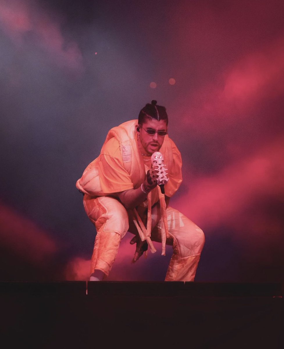 badbunnynetwork's tweet photo. Bad Bunny ayer cantó “LA CANCIÓN” a petición de una fan pero no la volverá a cantar ya que la tiene reservada para su próxima gira “World’s Hottest Tour”. https://t.co/sfLTPB7Jco