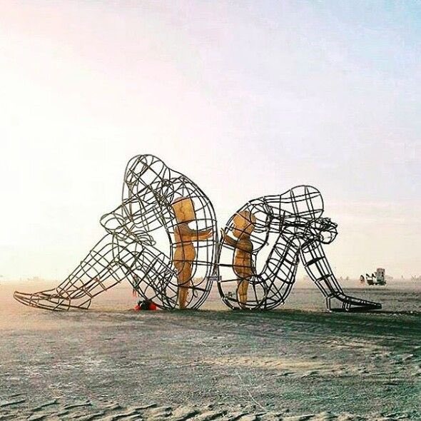 „LOVE“ - Skulptur vom 🇺🇦 ukrainischen Künstler Alexander Milov <a href="/burningman/">Burning Man Project</a> 2015
Make LOVE not war!
