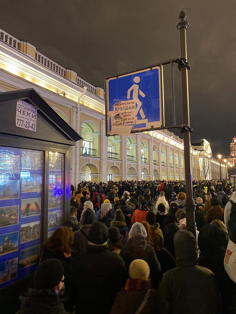 ynknik's tweet photo. Почему мало фото с улиц СПб и Мск, я лично стояла в огромной толпе! Пресса, вы где? 

#НетвойневУкраине #нетвойне 
#NoWarWithUkraine #NoWarInUkraine #NoWar #StopPutin #StopWar https://t.co/pBGutJlKOZ